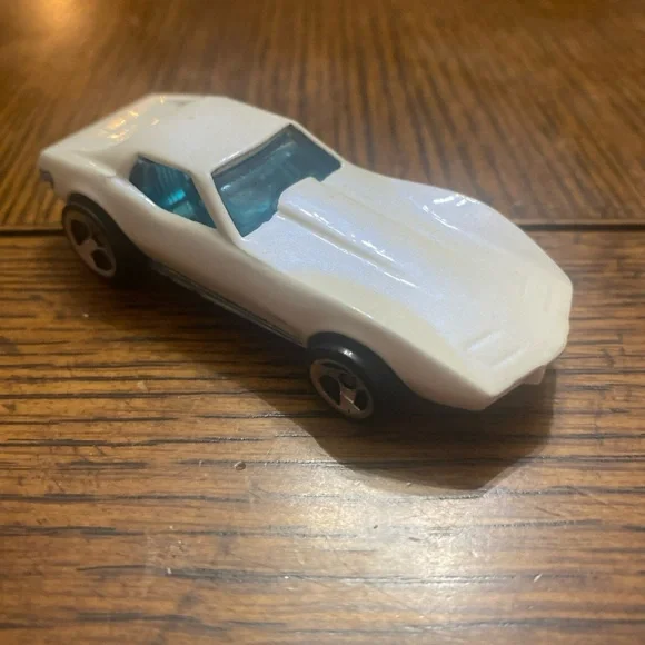 Vintage 1975 Hot Wheels Corvette Stingray  Malaysia White Pearl Blue Windows - Picture 2 of 7